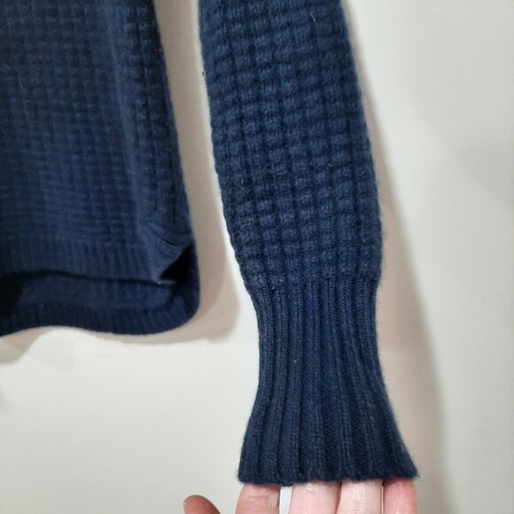 Luxury navy Cashmere crew neck textured sweater - Picture 4 of 9